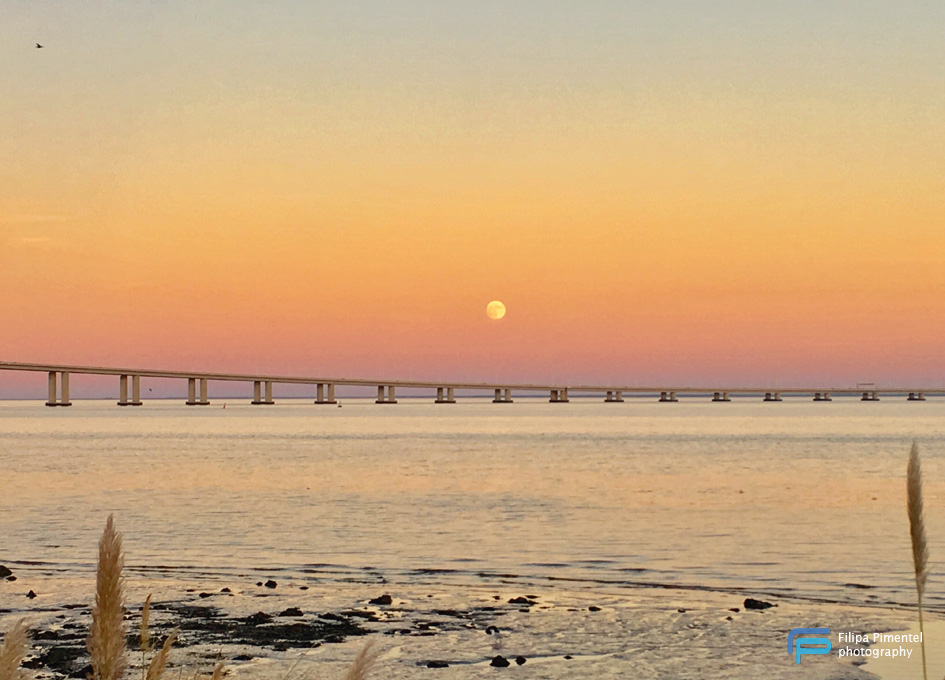 Vasco da Gama bridge and supermoon - Filipa Pimentel 